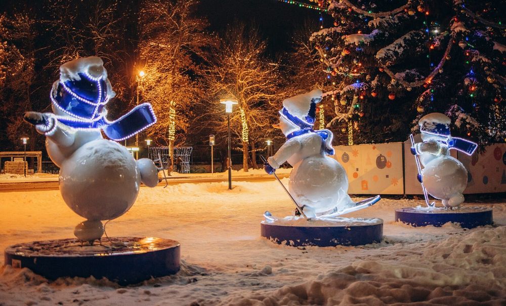 Уличная фигура "Снеговик хоккеист"