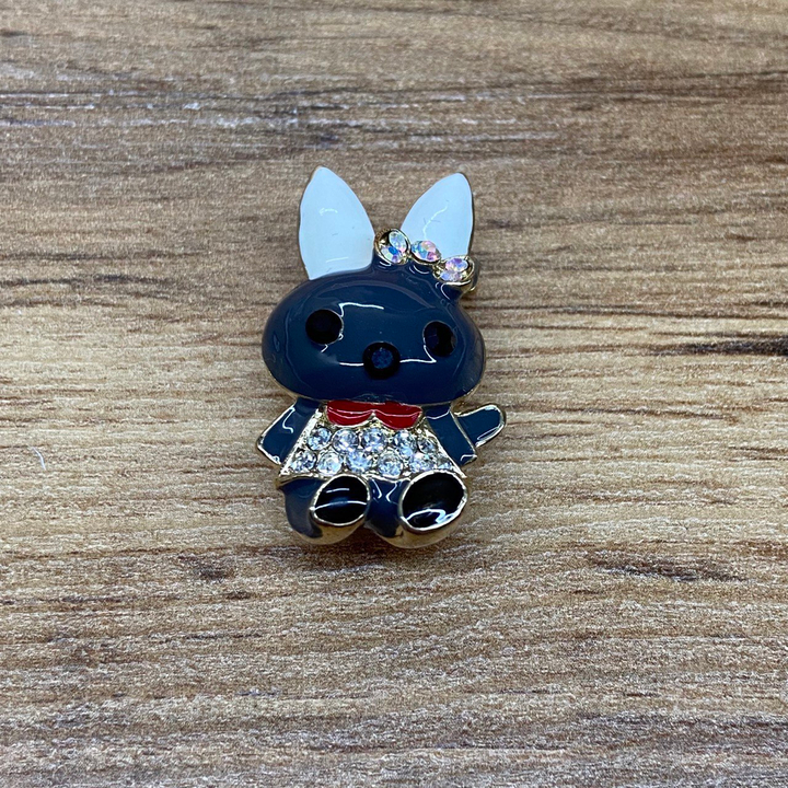 Брошь Зайчик с бантиком эмаль серая белая красная стразы металл золотистый