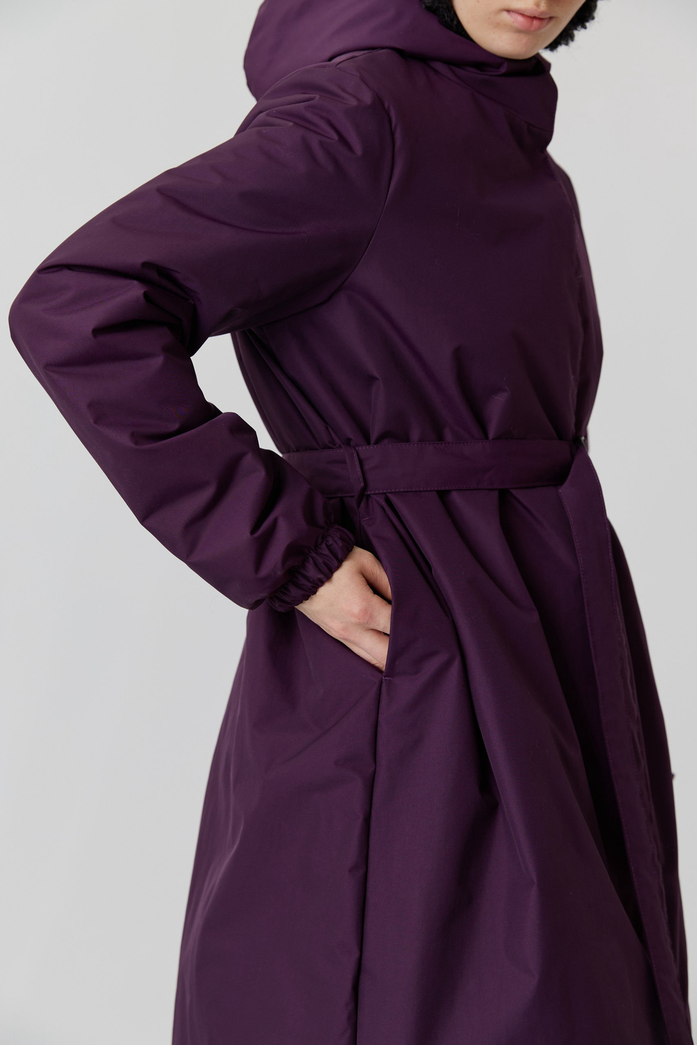 Зимнее пальто миди фиолетового цвета