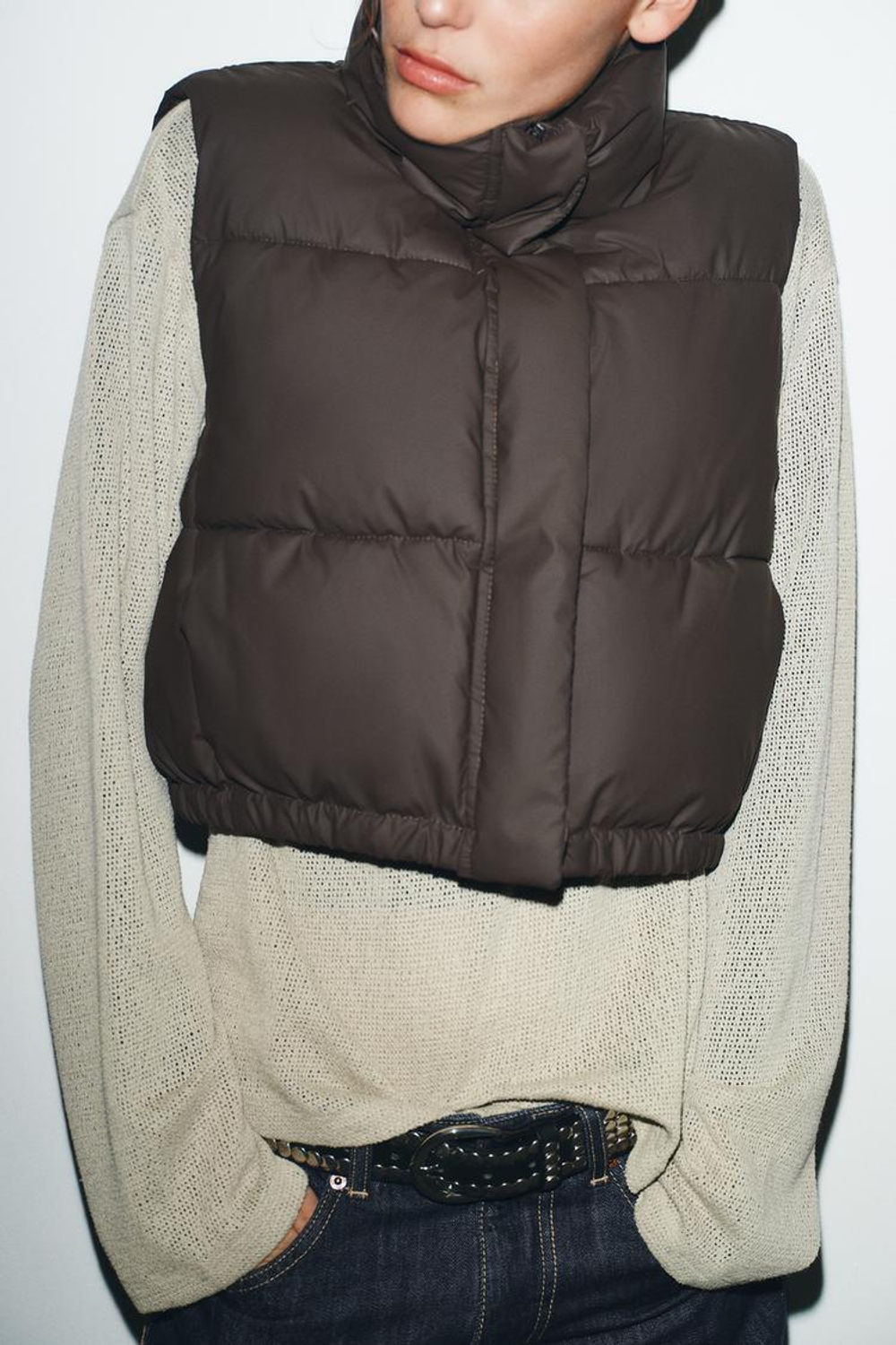 ZARA ПРОРЕЗИНЕННЫЙ СТЕГАНЫЙ ЖИЛЕТ, ТЕМНО-КОРИЧНЕВЫЙ