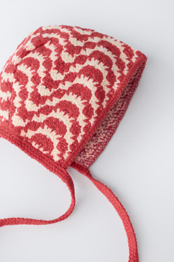 ZARA ТЕКСТУРНЫЙ ТРИКОТАЖНЫЙ ЧЕПЧИК, ЭКРЮ/КРАСНЫЙ