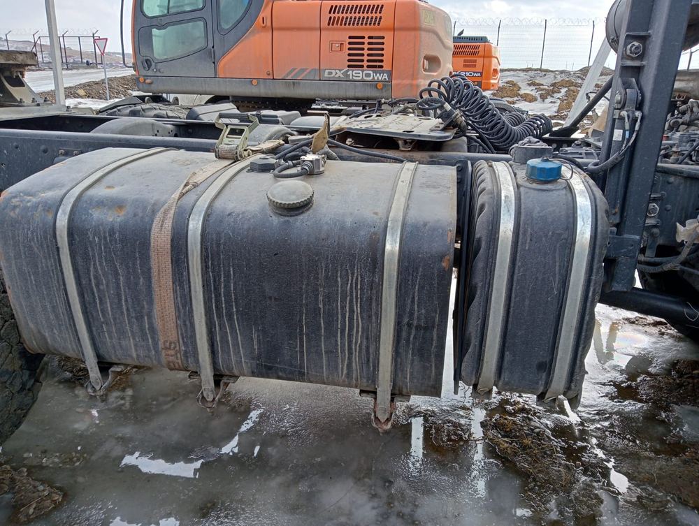 КамАЗ 53504 6x6 Седельный тягач 53504-50 (Дизельный, 11,8 л, 300 л.с., МТ)