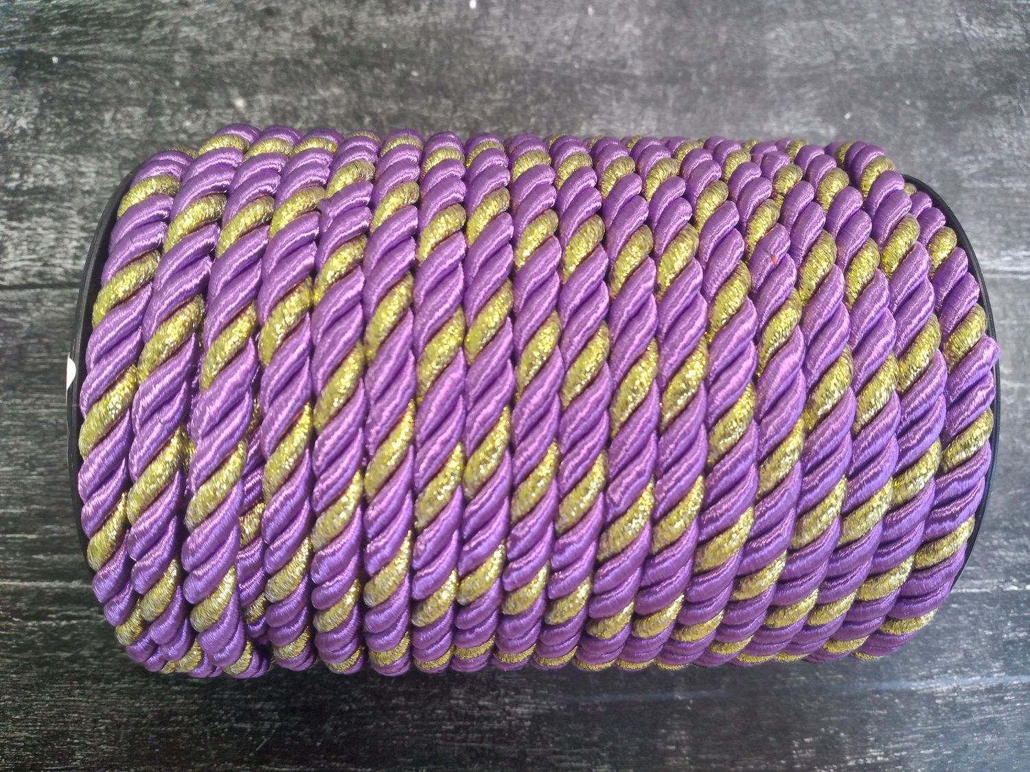 шнур витой с золотым люрексом 8мм,цвет фиолетовый