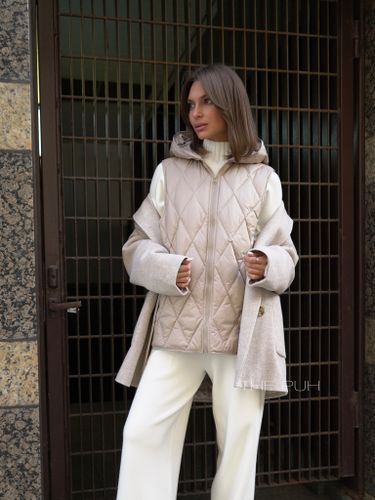 Бежевый утепленный жилет с капюшоном