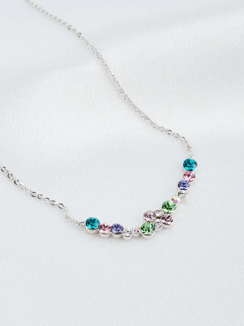 Тонкое колье Млечный путь с разноцветными кристаллами Swarovski