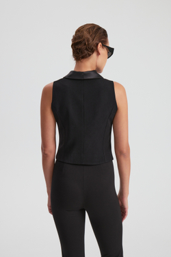 Жилет шалька с атласным воротником