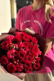 Букет «Яркая любовь» (розы кустовые, гиперикум, розы одноголовые)