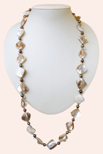 Бусы из жемчуга и перламутра