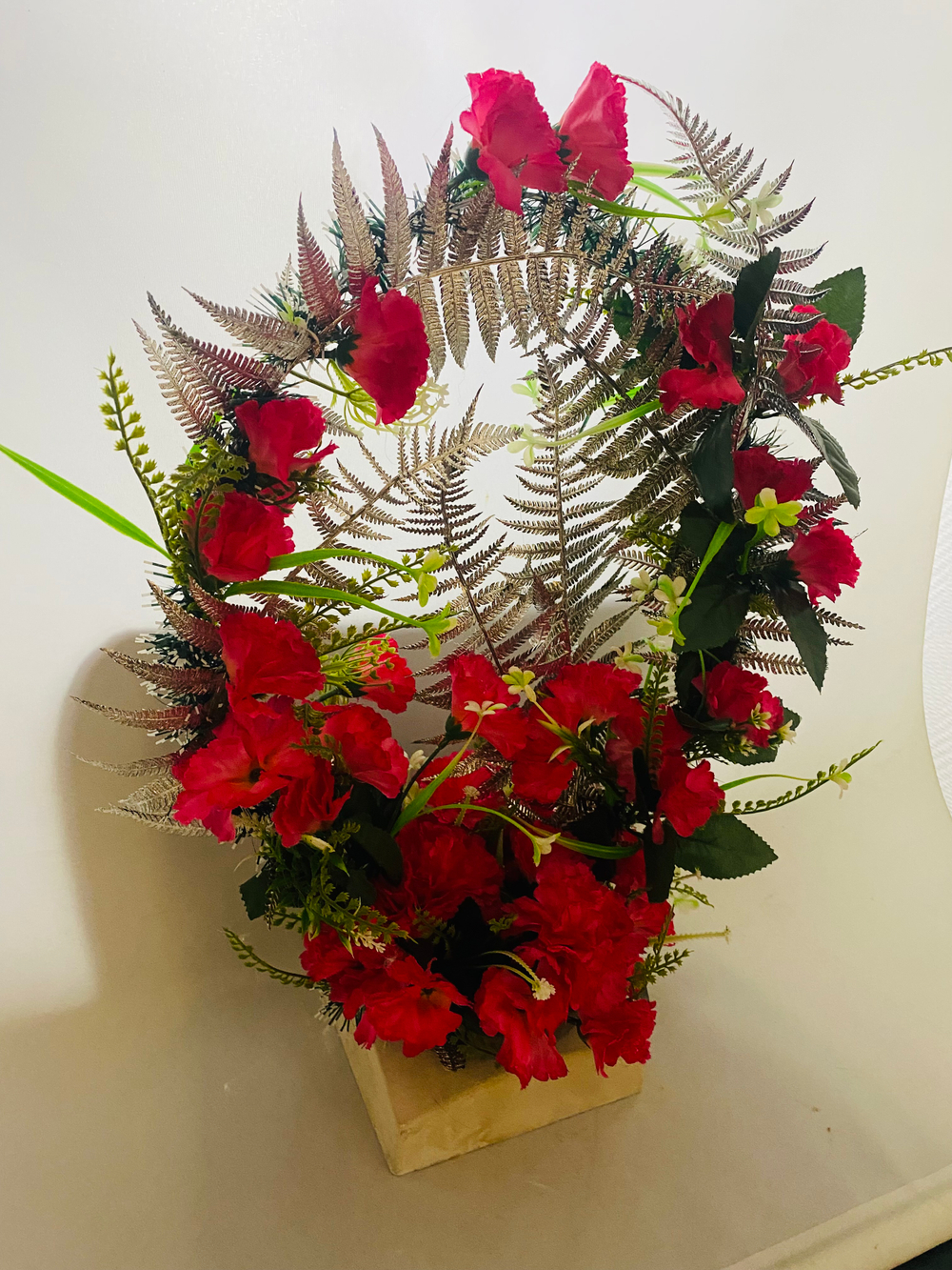 Корзина ритуальная гвоздики 40 см