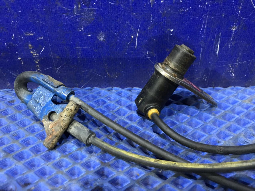 Датчик ABS задний правый TOYOTA HARRIER 2000