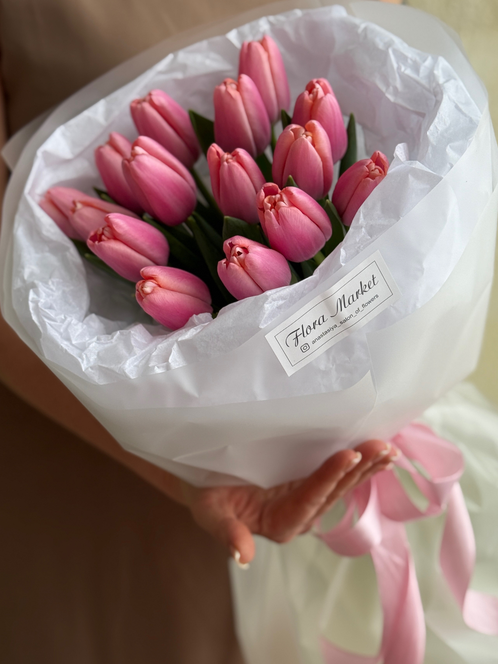 Нежный букет из розовых тюльпанов в элегантном оформлении от Флора Маркет