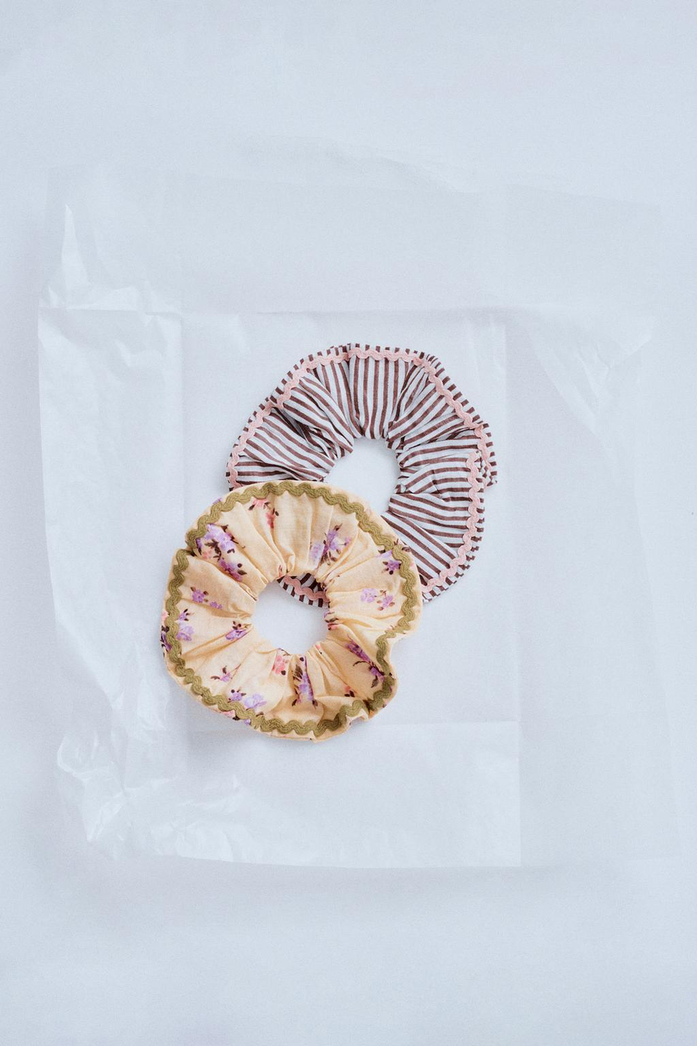 ZARA TIMELESZ - НАБОР ИЗ ДВУХ РЕЗИНОК ДЛЯ ВОЛОС В ПОЛОСКУ И С ЦВЕТОЧНЫМ ПРИНТОМ, КОРИЧНЕВЫЙ