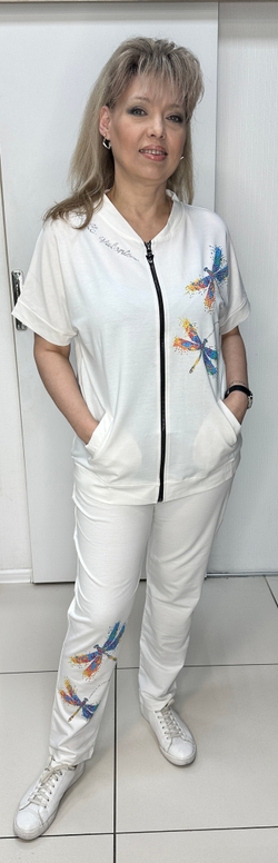 Белый трикотажный брючный костюм