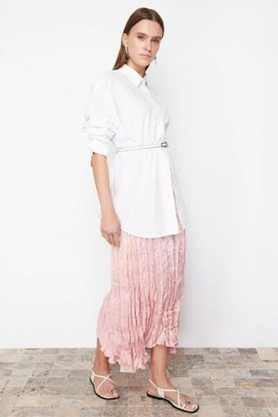 Розово-сухая плиссированная атласная тканая юбка TCTSS24EE00018