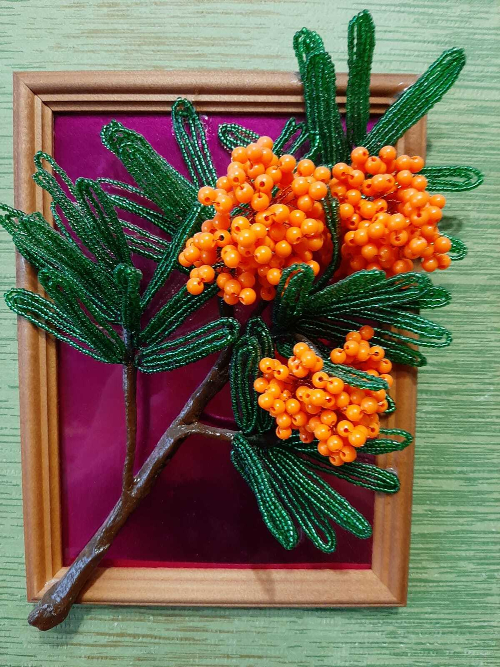 Фоторамка с рябиной из бисера 25см