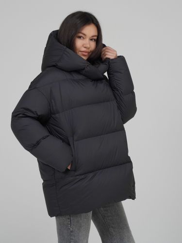 Черный пуховик с объёмным капюшоном