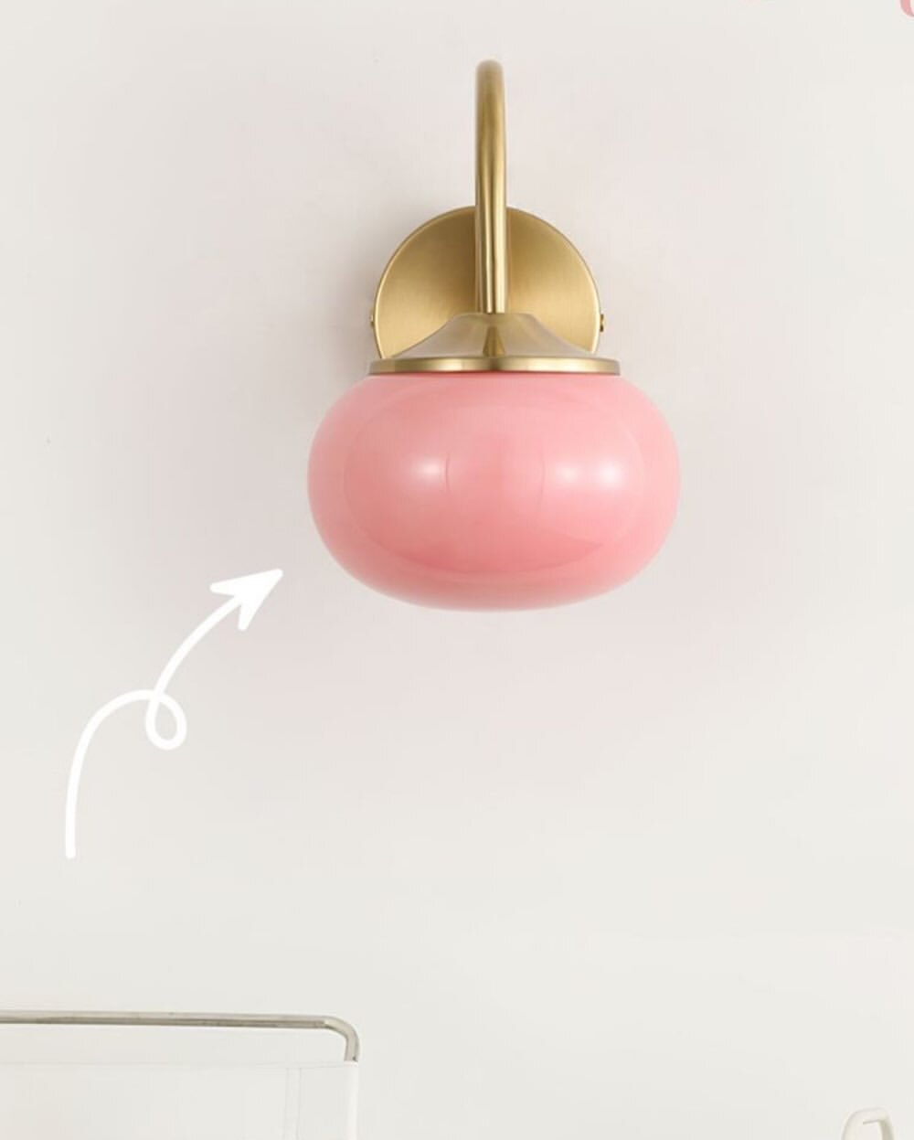 Настенные бра с розовыми шарообразными плафонами и золотым основанием