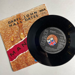 Винтажная виниловая пластинка LP Daryl Hall and John Oates Maneater B/W Delayed Reaction (Germany 1982) 7 дюймов, 45 RPM, Single