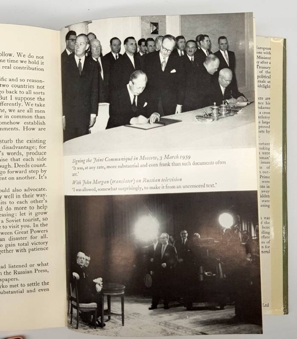 "Riding the Storm 1956 - 1959 (Оседлав шторм 1956 - 1959)". Macmillan  Harold (Максимилиан Гарольд). 1971г.