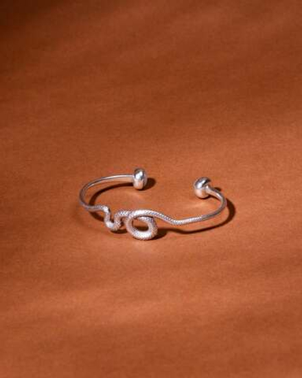 Браслет ORI TAO, Venin, кафф со змеей и перламутром, OT24.2-13-69220 (серебристый)