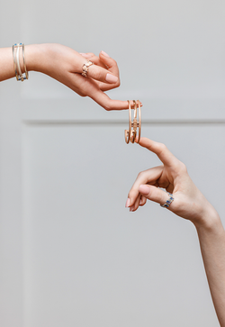 Кольцо асимметричное из серебра со вставками из выращенной шпинели