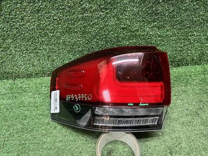 Фонарь левый внешний Toyota Land Cruiser 300 21-нв