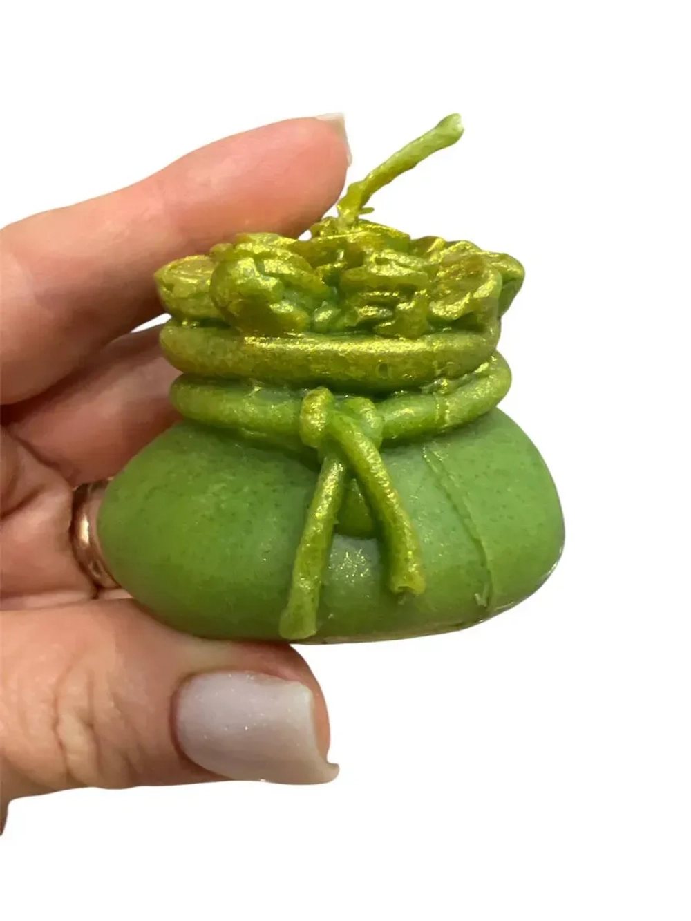 Свеча восковая зеленая денежный мешочек с руной Феху