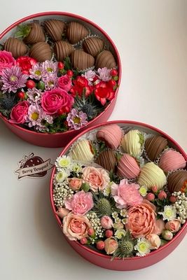 Коробка с цветами и клубникой в шоколаде