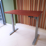 Регулируемый компьютерный стол Motor UP с регулировкой по высоте — столешница МДФ красное дерево