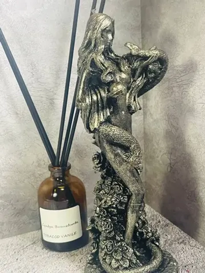 Свеча "Ева в объятиях змеи" программная