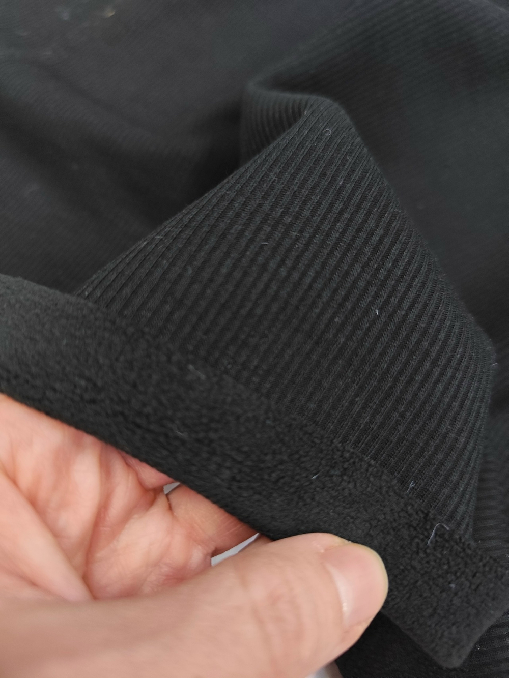 Трикотаж в рубчик на флисе / Черный