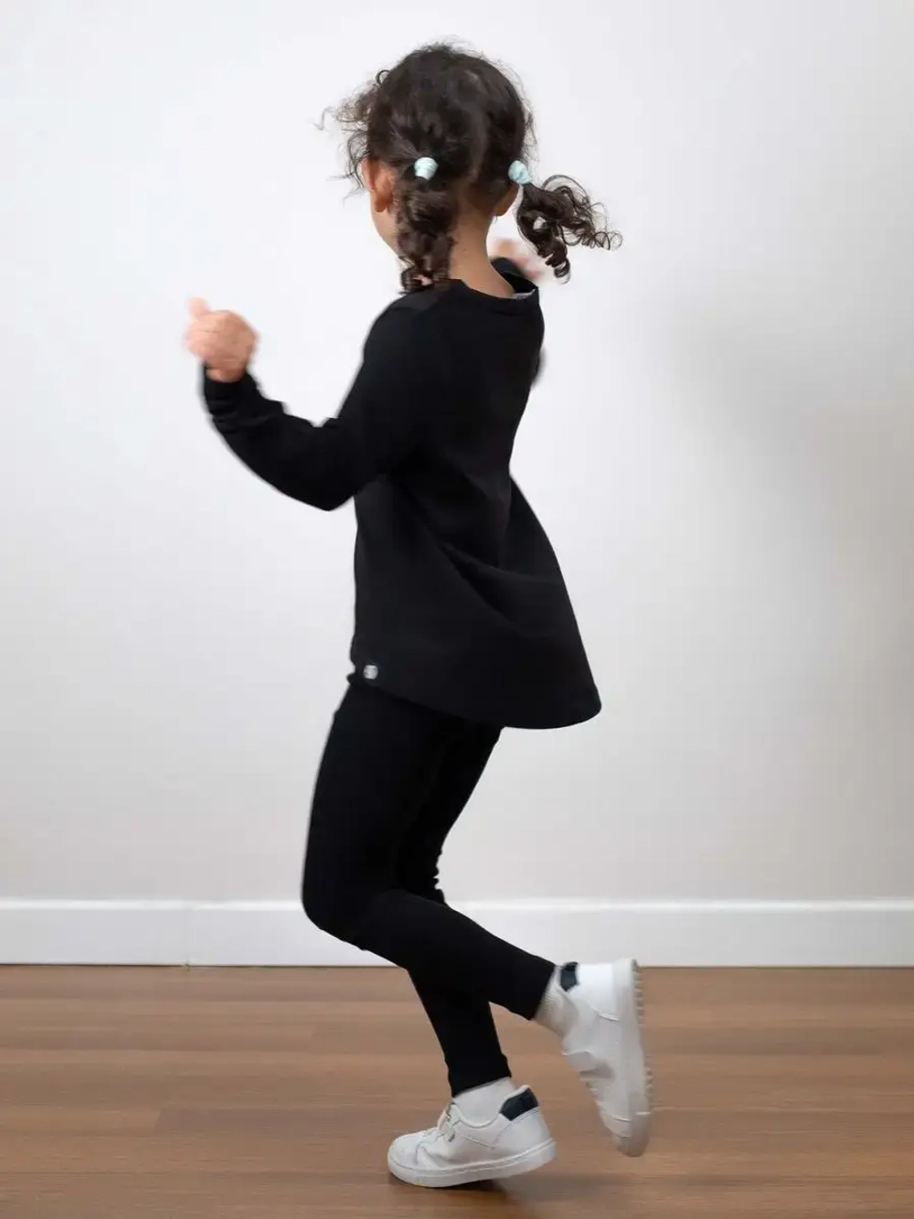 Спортивный костюм для девочки на весну с леггинсами