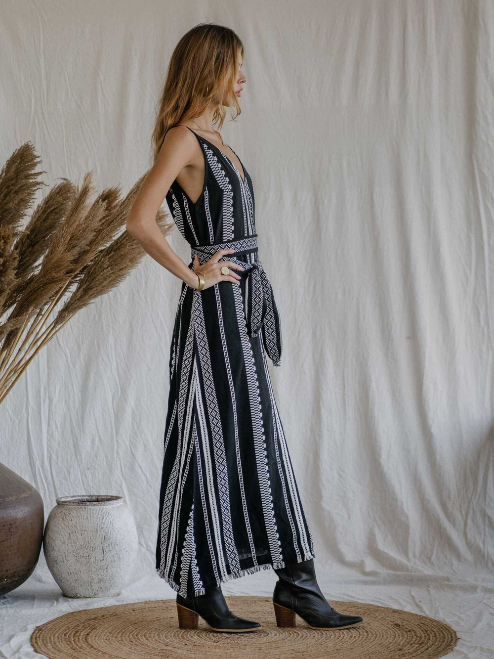 Жаккардовое платье макси с V-образным вырезом (черно-белое)