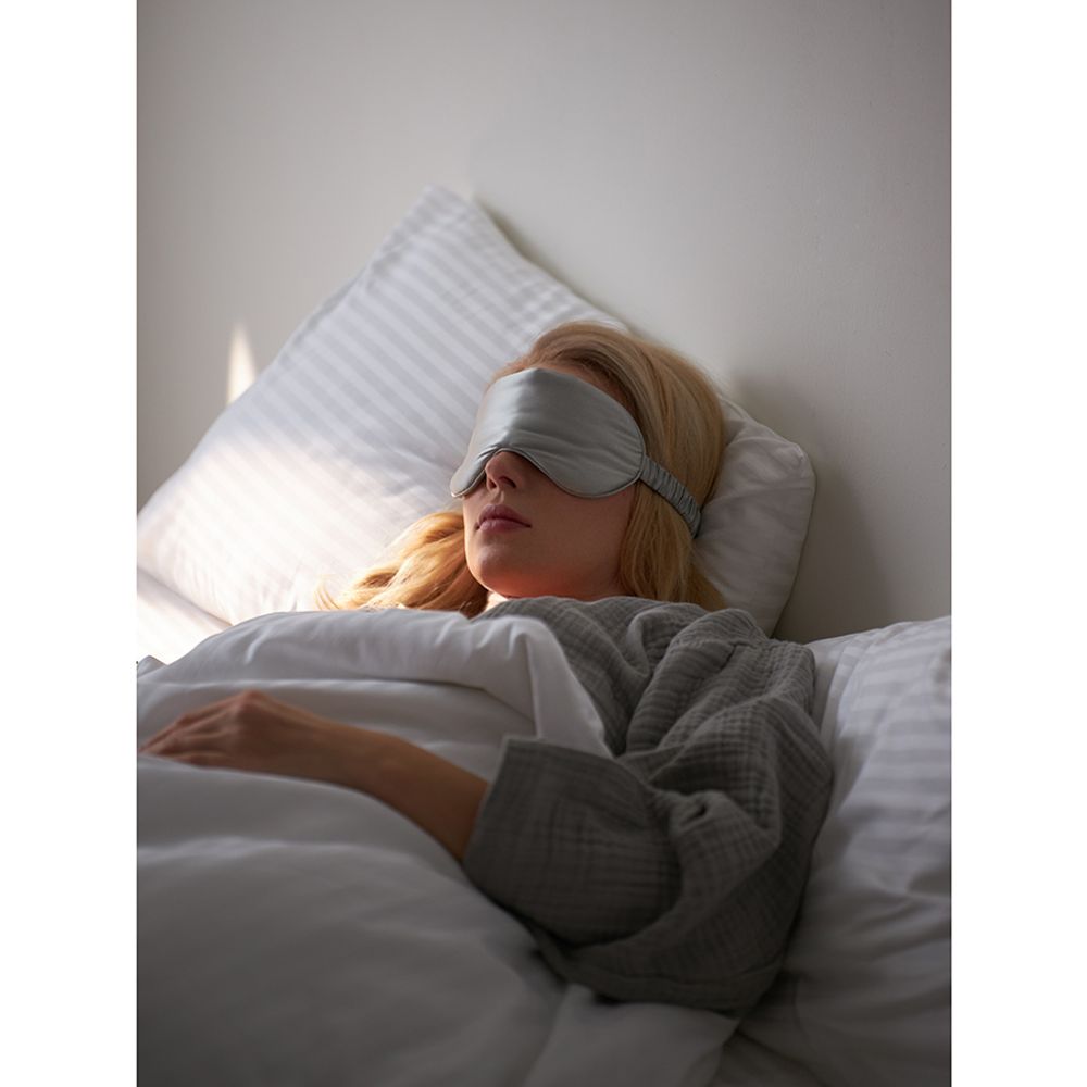 Маска для сна из натурального шелка светло-серого цвета из коллекции Essential