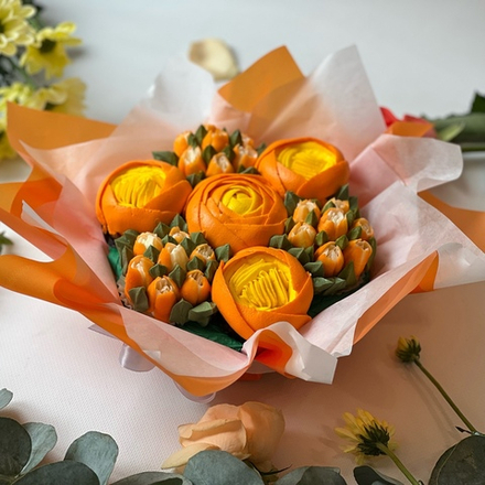 Букет из капкейков «Осенний акцент» — 7 нежных цветов в оранжевой палитре