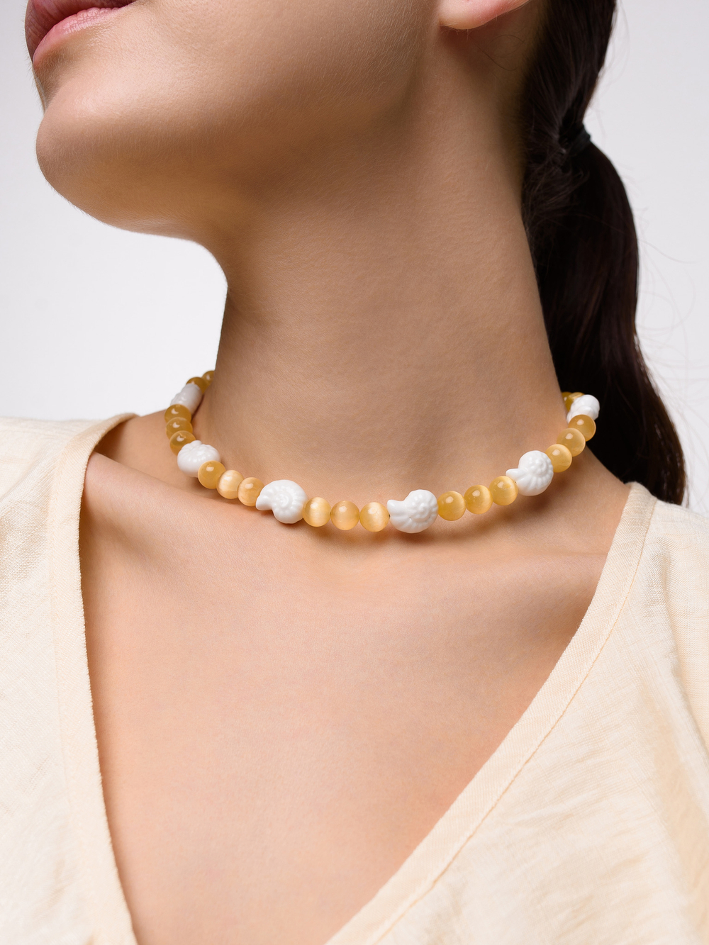 Колье "Ceramic shell" из селенита Silver