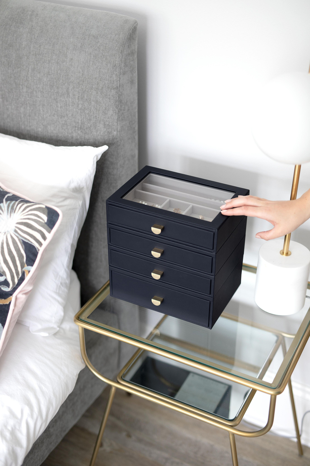 Органайзер для украшений и часов со стеклянной крышкой Stackers Classic Jewellery Box, 4 секции - White Pebble (White Pebble / серый / White Pebble / 500)