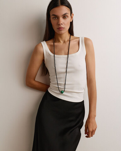 Нить из черного агата с акцентной бусиной из малахита