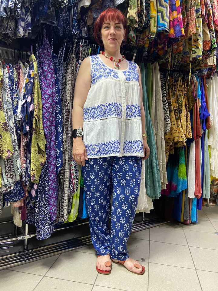 Блузка-топ GANG без рукавов с сине-голубой вышивкой полосками, цвет белый Хлопок 100%