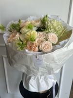 Букет сборный из гортензии, кустовых пионовидных роз, скабиозы и вибурнума