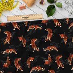 Ткань мембрана тигры и облака на чёрном фоне