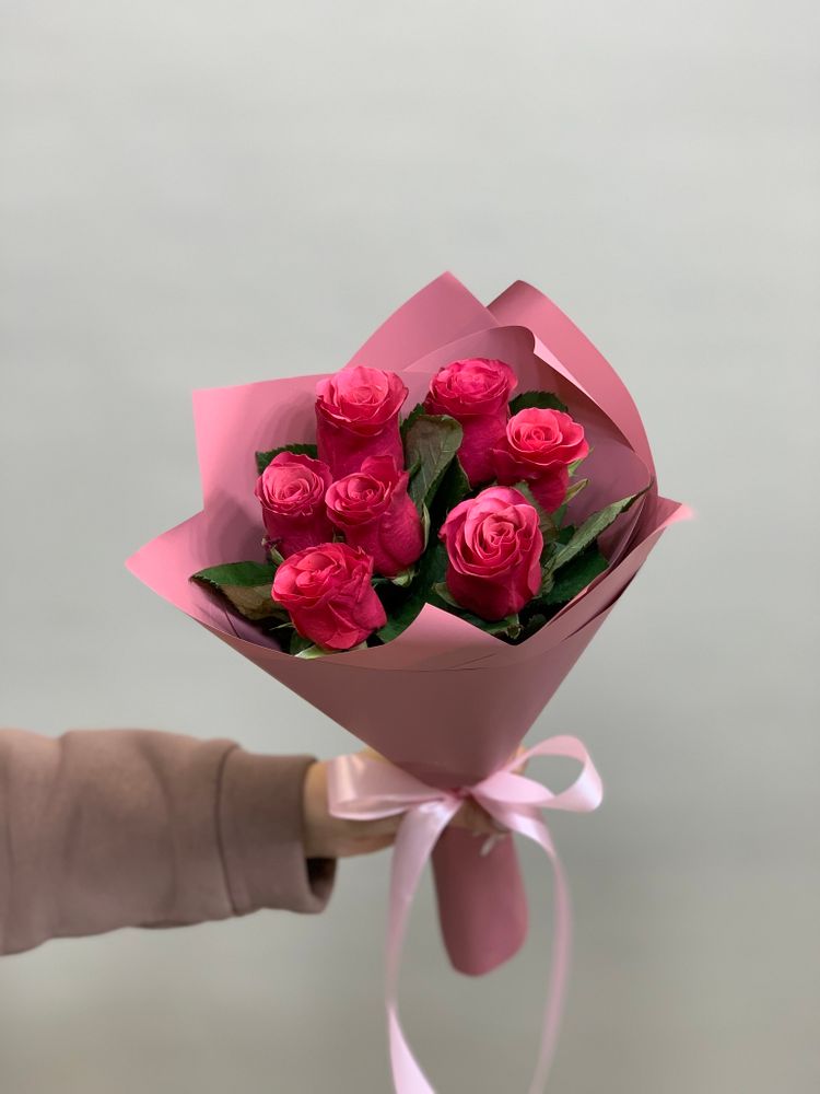 Букет цветов 7 роз Кения 40 см в пленке розовые