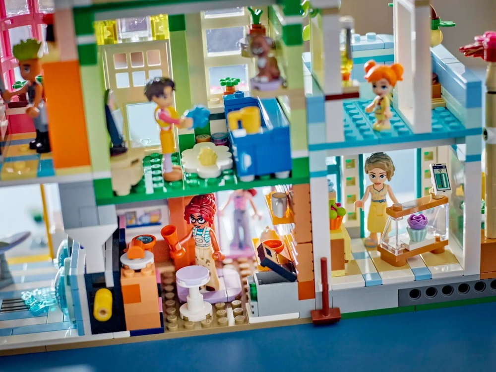 Конструктор LEGO Friends 42670 Апартаменты и магазины в Хартлейк-Сити