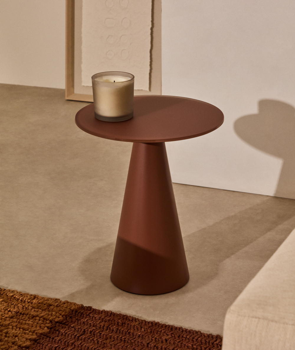 Приставной столик Wilshire из стали с закаленным стеклом с матовой терракотовой отделкой Ø35 см