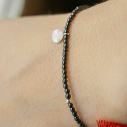 браслет из гематита с красной кистью