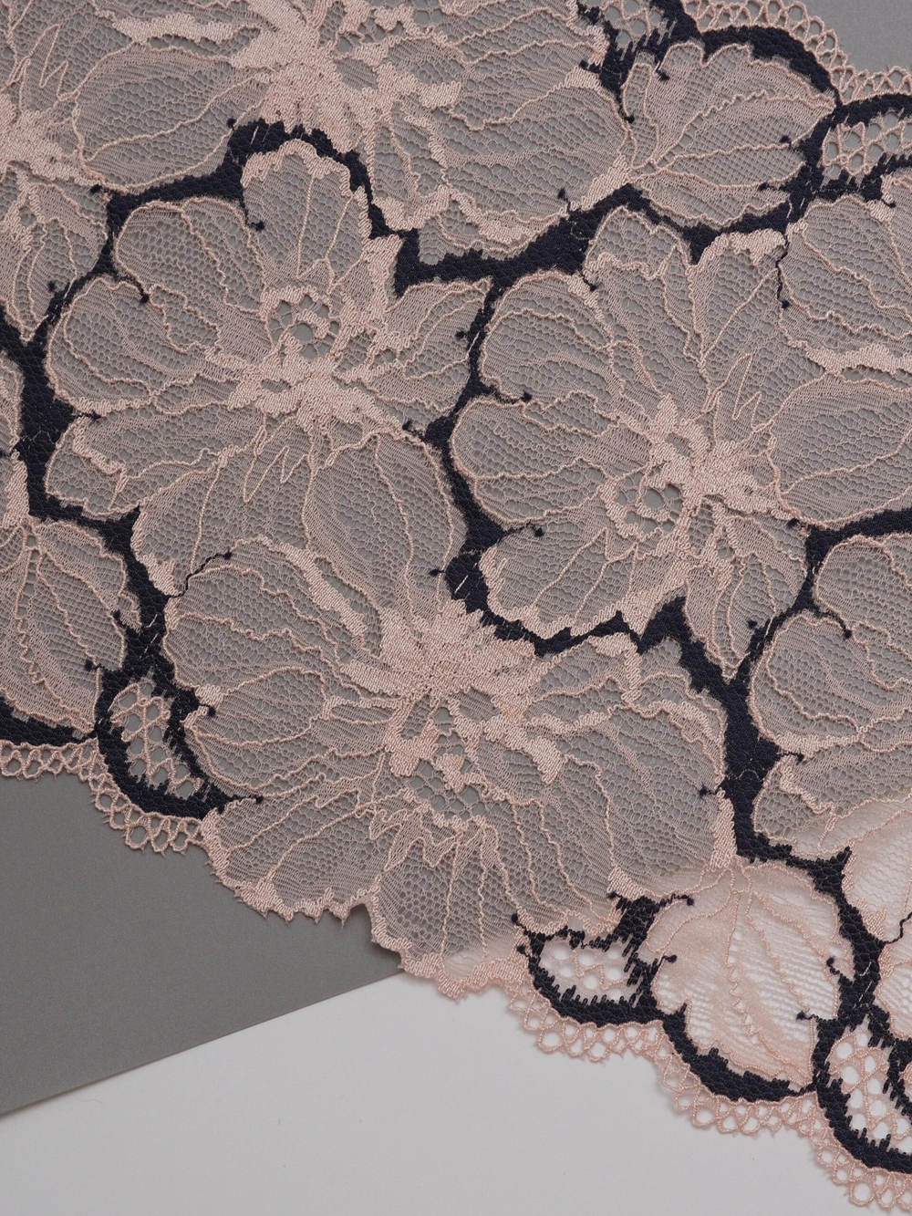 Эластичное кружево пудровое с темно-синим ширина 17,5 см