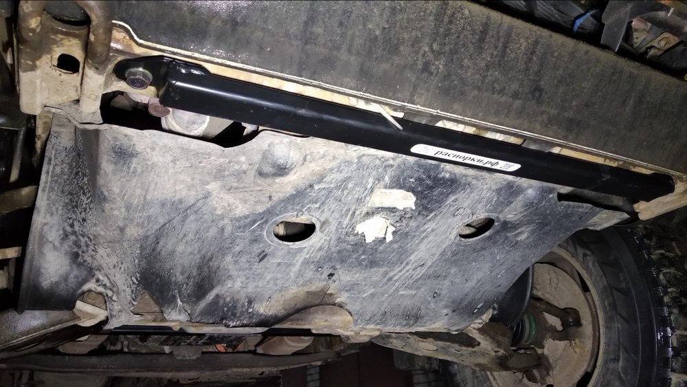 Распорка между передними крюками Nissan Pathfinder R50 (ПОД ЗАКАЗ)