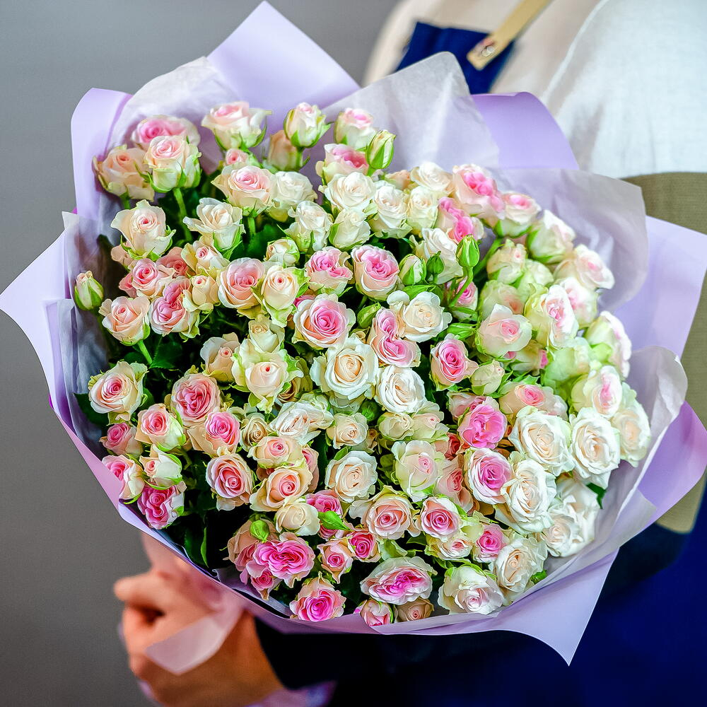 Букет нежных кустовых роз в оформлении