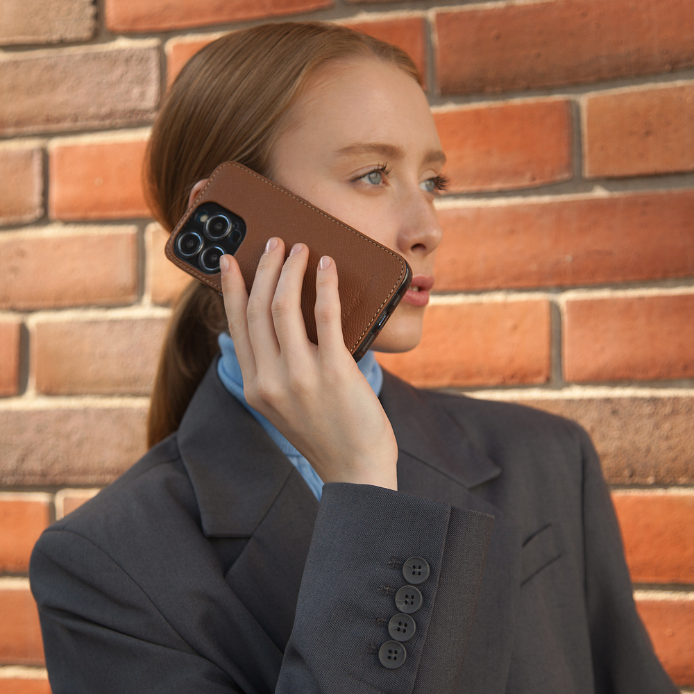 Чехол для iPhone 16 Pro из кожи сафьяно, цвета карамель