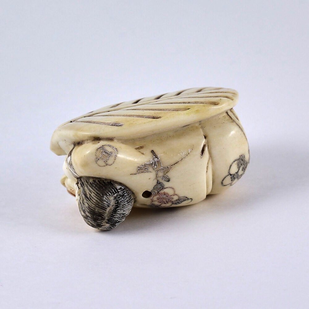 Нэцкэ Мальчик Карако на листе